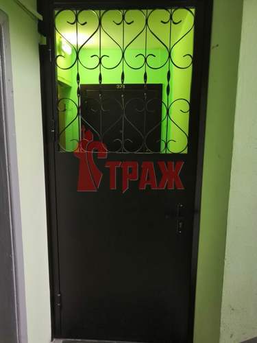 фото тамбурной решетчатой двери с решеткой в дверном полотне модель СТДР - 46