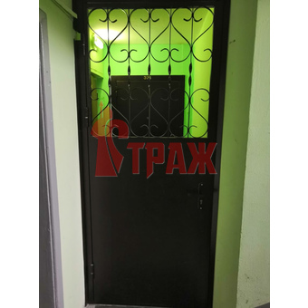 Тамбурная решетчатая дверь с решеткой в дверном полотне
