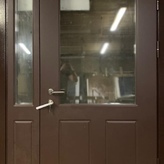 металлическая дверь с двумя стеклопакетами